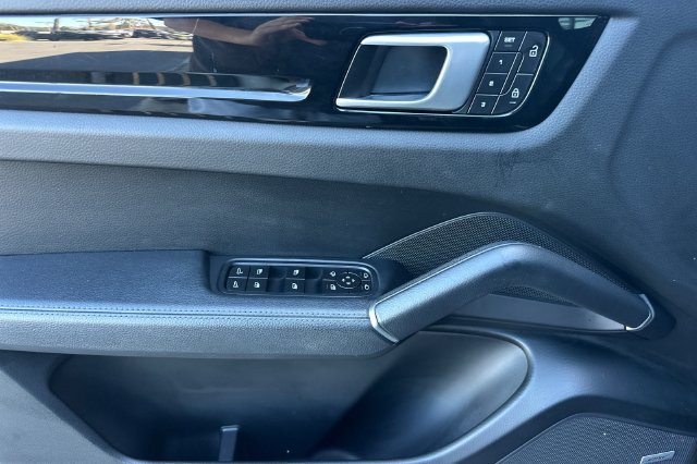 Used 2022 Porsche Cayenne AWD/4WD image 10