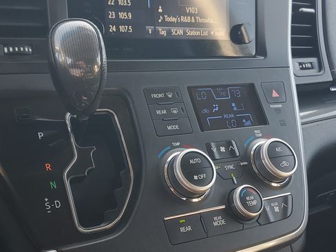 Certified 2016 Toyota Sienna SE FWD image 34