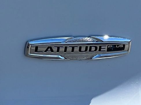 Used 2021 Jeep Cherokee Latitude Plus AWD/4WD image 9