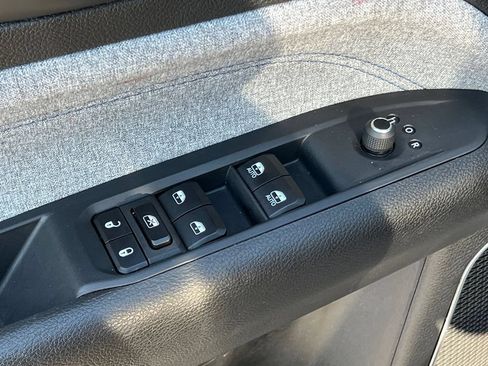Used 2025 Jeep Compass Latitude w/ Sun & Sound Group AWD/4WD image 23