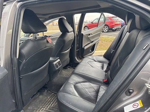 Used 2018 Toyota Camry XLE image 11