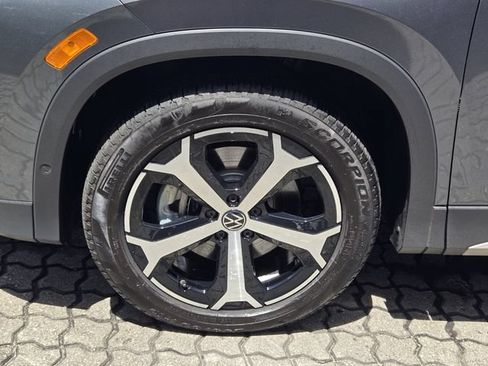 Certified 2025 Volkswagen Tiguan SE w/ Panoramic Sunroof Package AWD/4WD image 11