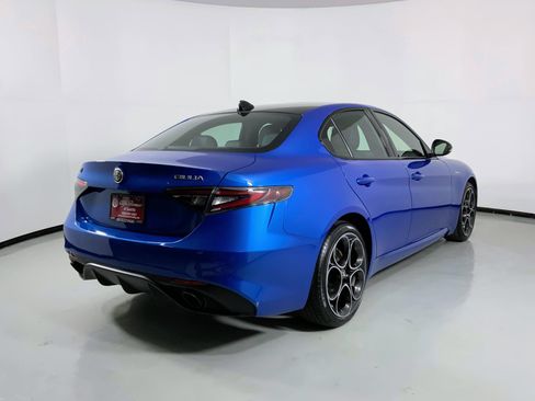 Used 2024 Alfa Romeo Giulia Veloce image 2