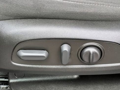 Used 2023 Chevrolet Traverse LT image 13