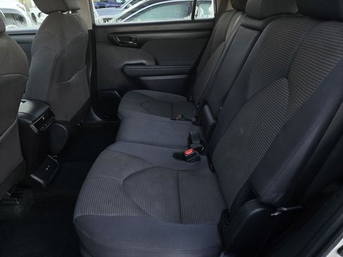 Used 2024 Toyota Highlander LE image 11