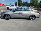 Used 2022 Hyundai Elantra SEL w/ Convenience + Premium Package image 2