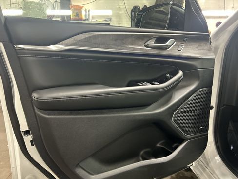 Used 2023 Jeep Grand Cherokee Overland w/ Luxury Tech Group IV image 24