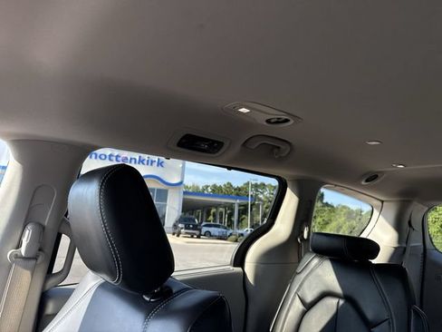 Used 2023 Chrysler Pacifica Touring-L FWD image 29