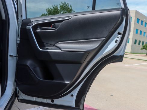 Used 2019 Toyota RAV4 LE FWD image 10