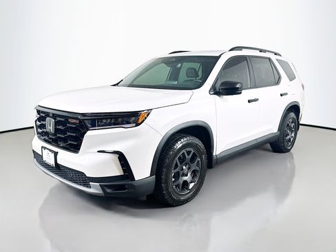 Used 2024 Honda Pilot TrailSport image 3