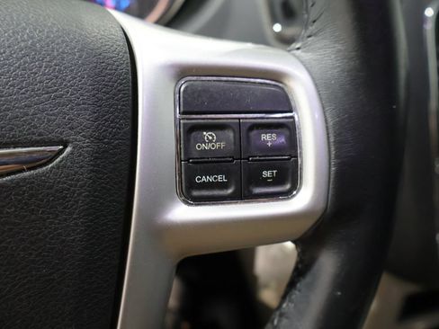 Used 2016 Chrysler Town & Country Touring FWD image 31