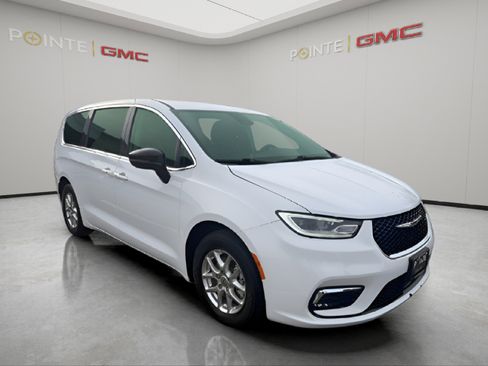 Used 2024 Chrysler Pacifica Touring-L image 32