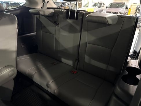 Used 2023 Toyota Highlander XLE AWD/4WD image 25