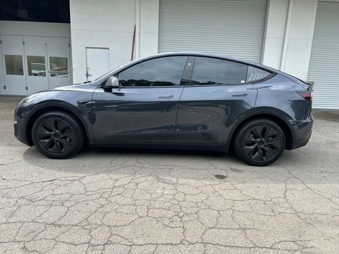 Used 2025 Tesla Model Y Long Range RWD image 4