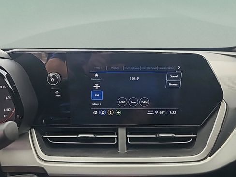 Used 2025 Chevrolet Trax RS w/ Sunroof Package image 15