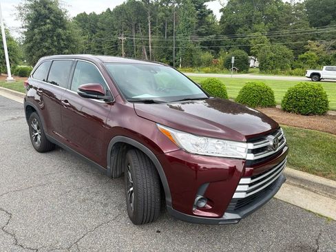 Used 2019 Toyota Highlander LE FWD image 1