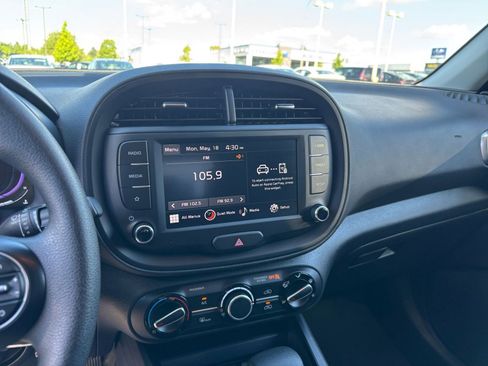 Used 2025 Kia Soul LX w/ LX Technology Package FWD image 20