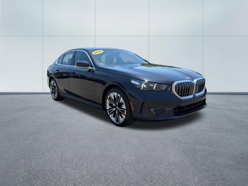 Used 2025 BMW 530i xDrive w/ Premium Package AWD/4WD image 4