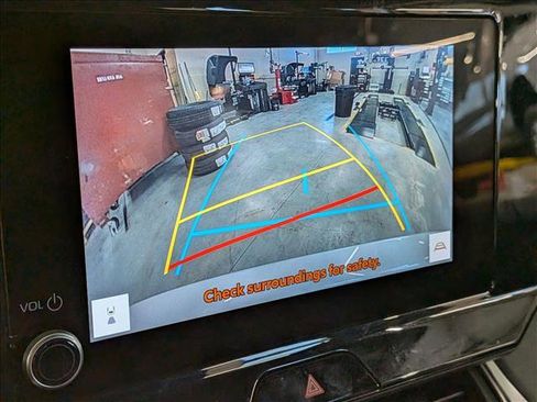 Used 2023 Toyota Venza LE image 8