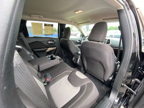 Used 2018 Jeep Cherokee Latitude FWD image 24