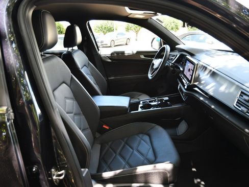 Used 2024 Volkswagen Atlas Cross Sport SE image 32