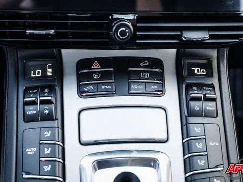 Used 2015 Porsche Cayenne Turbo image 20