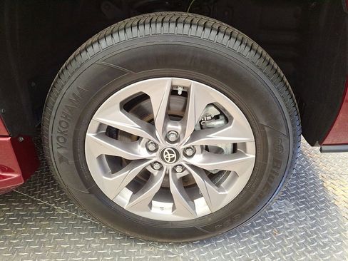 Used 2024 Toyota Sienna LE FWD image 26