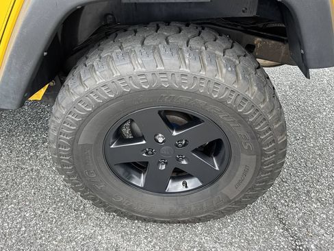 Used 2015 Jeep Wrangler Unlimited Rubicon w/ Connectivity Group AWD/4WD image 19