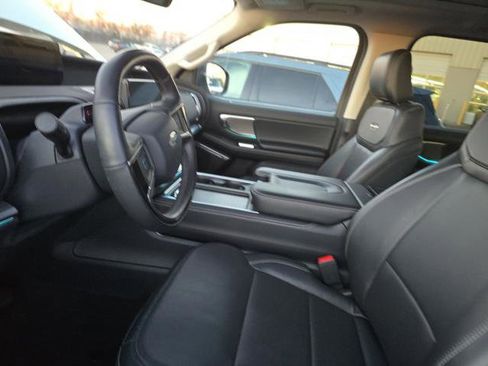 Used 2025 Ford Expedition Platinum image 2