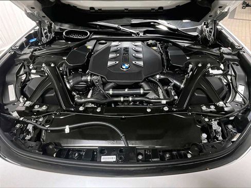 Used 2025 BMW 760i xDrive w/ Premium Package image 37