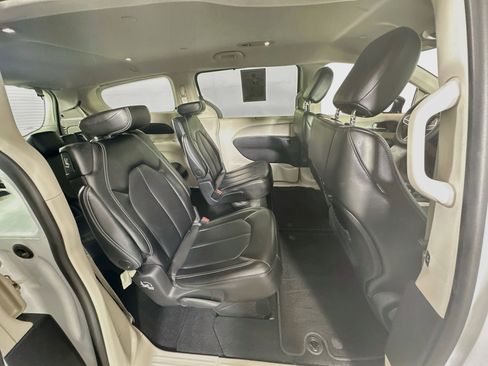 Used 2024 Chrysler Pacifica Touring-L FWD image 28