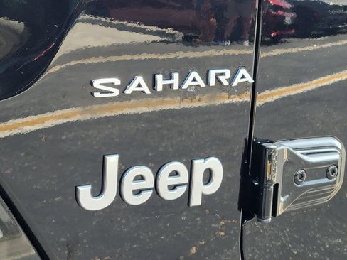 Used 2022 Jeep Wrangler Unlimited Sahara w/ Cold Weather Group AWD/4WD image 25