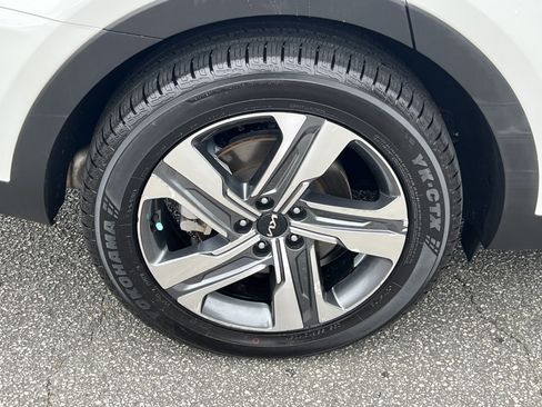 Certified 2022 Kia Sorento SX w/ Panoramic Sunroof Package image 17