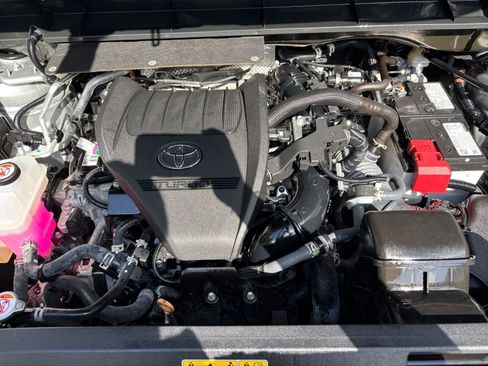 Used 2025 Toyota Highlander LE FWD image 34