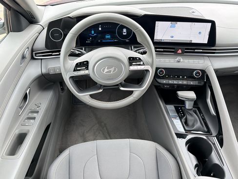 Used 2025 Hyundai Elantra SEL FWD image 28