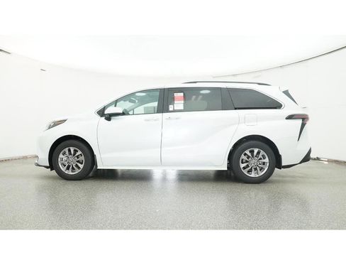 New 2026 Toyota Sienna XLE image 19