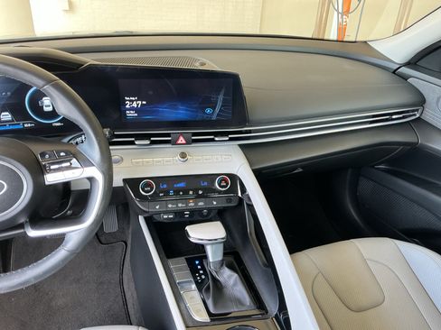 Certified 2025 Hyundai Elantra Limited FWD image 14