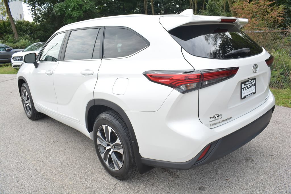 Used 2023 Toyota Highlander XLE AWD/4WD image 7