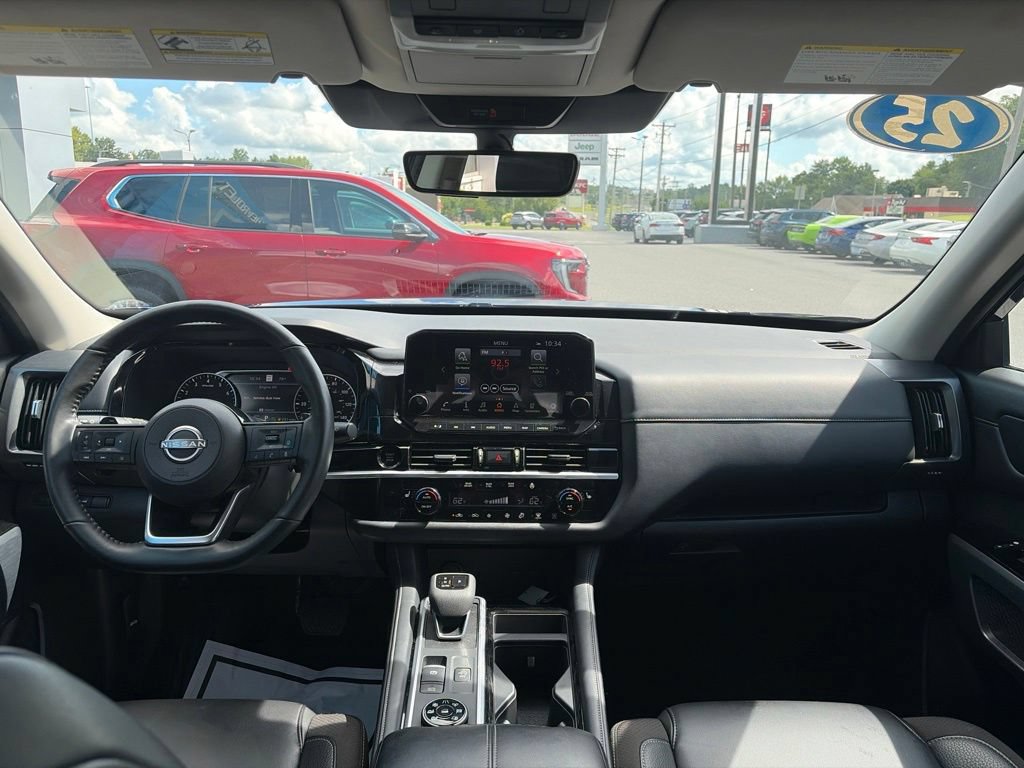 Used 2025 Nissan Pathfinder SL AWD/4WD image 16