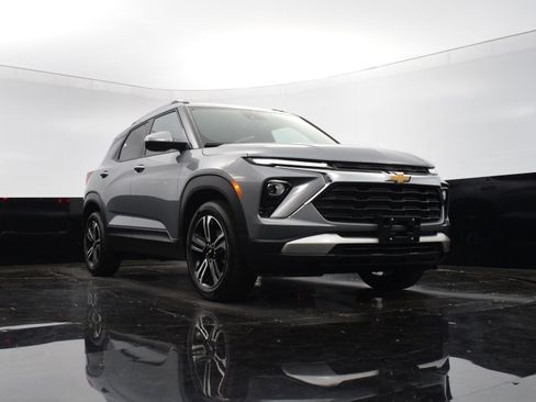 New 2025 Chevrolet TrailBlazer LT w/ Convenience Package FWD image 16