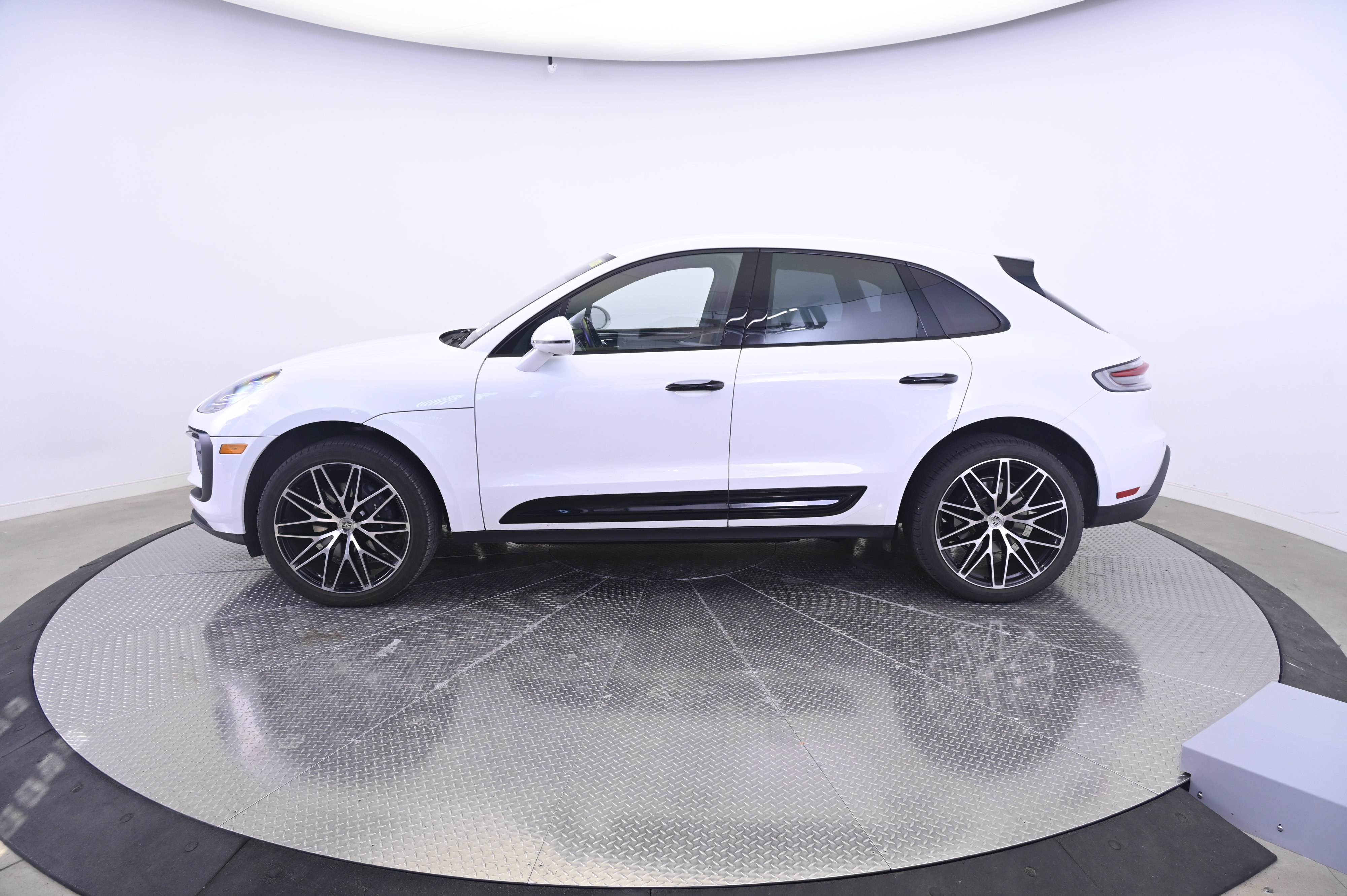 Certified 2024 Porsche Macan AWD/4WD image 2