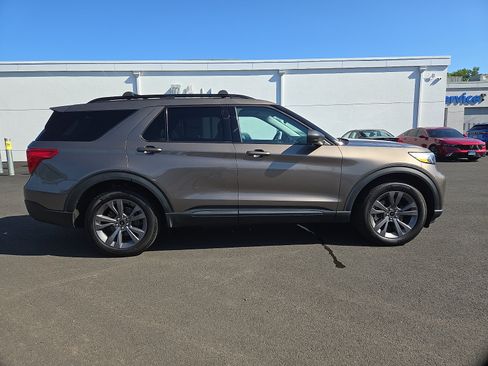 Used 2021 Ford Explorer XLT w/ Equipment Group 202A AWD/4WD image 7