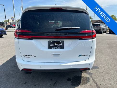 Used 2024 Chrysler Pacifica Premium FWD image 6