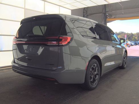 Used 2022 Chrysler Pacifica Limited w/ Uconnect Theater Family Group FWD image 8