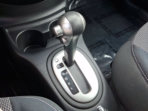 Used 2014 Nissan Versa SV FWD image 18