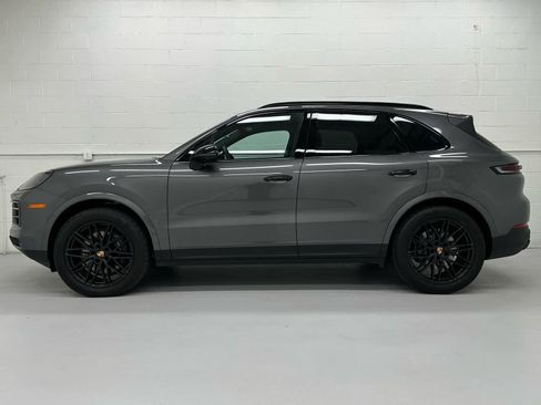 Used 2025 Porsche Cayenne image 3