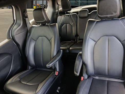 Used 2024 Chrysler Pacifica Limited FWD image 13