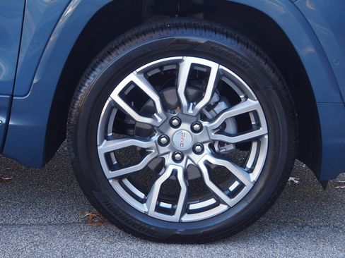 Used 2024 GMC Terrain Denali w/ Denali Premium Package image 9