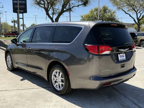 Used 2023 Chrysler Voyager LX image 7