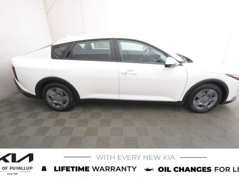 New 2025 Kia K4 LX image 4